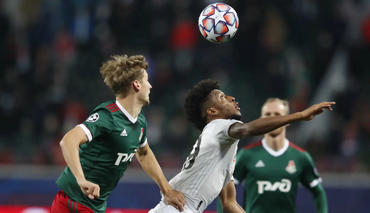 Penyerang Bayern Munchen, Kingsley Coman, berusaha menyundul bola saat menghadapi Lokomotiv Moscow pada laga lanjutan Liga Champions 2020/2021 di RZD Arena, Rabu (28/10/2020) dini hari WIB. Bayern Munchen menang 2-1 atas Lokomotiv. (AFP/Maxim Shemetov/pool)