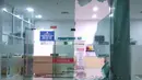 Sebuah pintu kaca  pendaftaran IGD di Rumah Sakit Umum Daerah (RSUD) Banyumas, Jawa Tengah,  pecah akibat gempa mencapai 6,9 Skala Richter (SR) di pulau Jawa, Sabtu (16/12). (Liputan6.com/Pool)