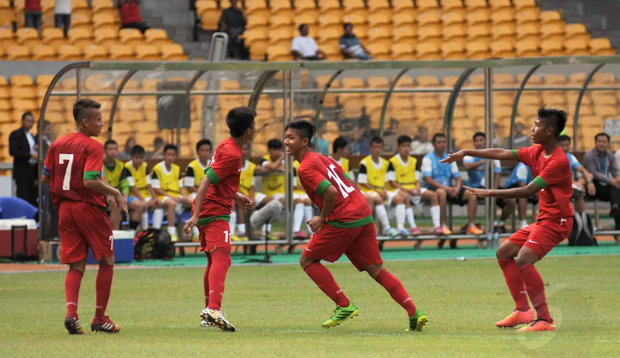 Pemain depan timnas U-16 Indonesia, Rizky Fajar (ketiga dari kiri) berlari usai mencetak gol pertama saat berlaga melawan Vietnam di laga persahabatan di Stadion GBK Jakarta, (3/12). Indonesia unggul 3-2 atas Vietnam. (Liputan6.com/Helmi Fithriansyah)