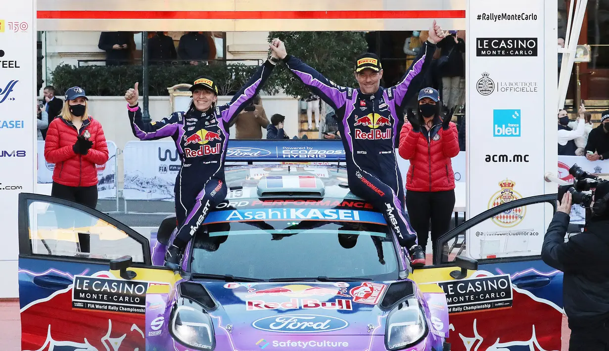 Kendati baru pertama kali menjadi co-driver Le Patron - julukan Loeb - di WRC, Galmiche terlihat tenang dan cepat beradaptasi. Padahal, selama empat hari lomba, mereka bersaing sangat sengit dengan juara dunia Sebastien Ogier (Toyota Gazoo Racing WRT). (AFP/Valery Hache)