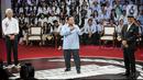 Tiga Calon Presiden, Ganjar Pranowo, Prabowo Subianto dan Anies Baswedan (kiri ke kanan) saat debat perdana Pilpres 2024 di halaman Gedung Komisi Pemilihan Umum (KPU), Selasa (12/12/2023). (Liputan6.com/Faizal Fanani)