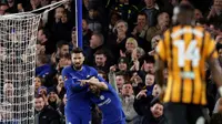 Striker Chelsea, Olivier Giroud, merayakan gol ke gawang Hull City bersama Pedro, pada laga putaran kelima Piala FA, di Stamford Bridge, Sabtu (17/2/2018) dini hari WIB. (AP/Alastair Grant).