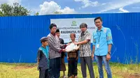 Penyerahan bantuan kebutuhan pokok ke pesantren Raudhatul Fitrah di Morowali Utara oleh PT TDU, Minggu (10/4/2022). (Foto: Heri Susanto/ Liputan6.com).