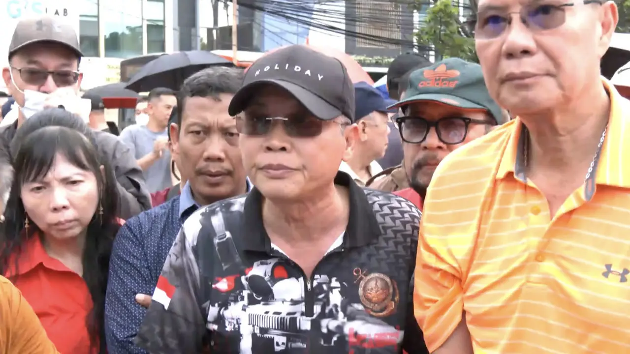 Warga Kalideres, Jakarta Barat, menggelar aksi protes keras terhadap proyek pembangunan rumah abu dan krematorium di wilayah mereka yang padat penduduk.