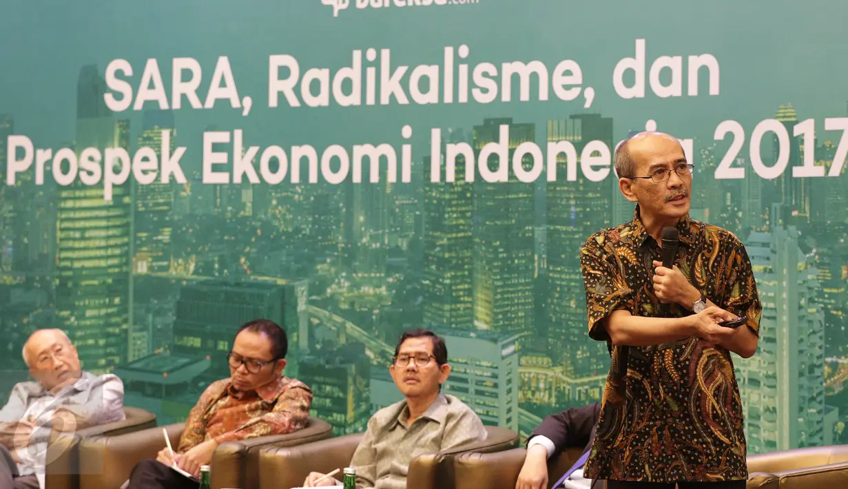 Ekonom Senior UI Faizal Basri (kanan) saat menjadi pembicara diskusi PKB di Jakarta, Senin (23/1). Diskusi bertema "Om Toleran Om" membahas SARA, Radikalisme dan Prospek Ekonomi Indonesia 2017. (Liputan6.com/Johan Tallo)
