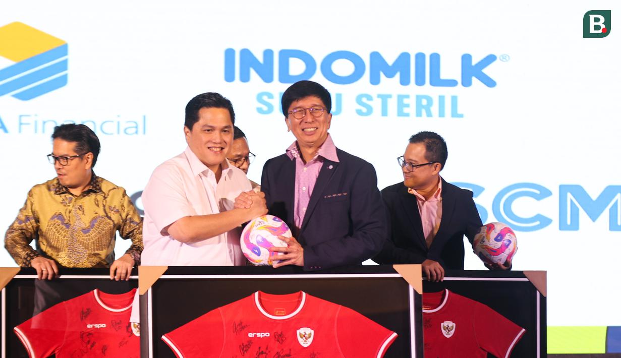 Direktur Utama SCM, Sutanto Hartono (kanan) bersama Ketua Umum PSSI, Erick Thohir, bersamalaman dengan simbolis menyerahkan bola dan jersey Timnas Indonesia tanda simbolis perpanjangan kerja sama antara SCM dengan PSSI dilakukan dalam PSSI Partner Summit 2024 di Hotel Park Hyatt, Jakarta Pusat, pada Senin (16/12/2024). (Bola.com/Abdul Aziz)