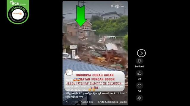 Gambar tangkapan layar video yang diklaim sebuah jembatan di Puncak, Bogor, Jawa Barat jebol akibat banjir. (sumber: Facebook)