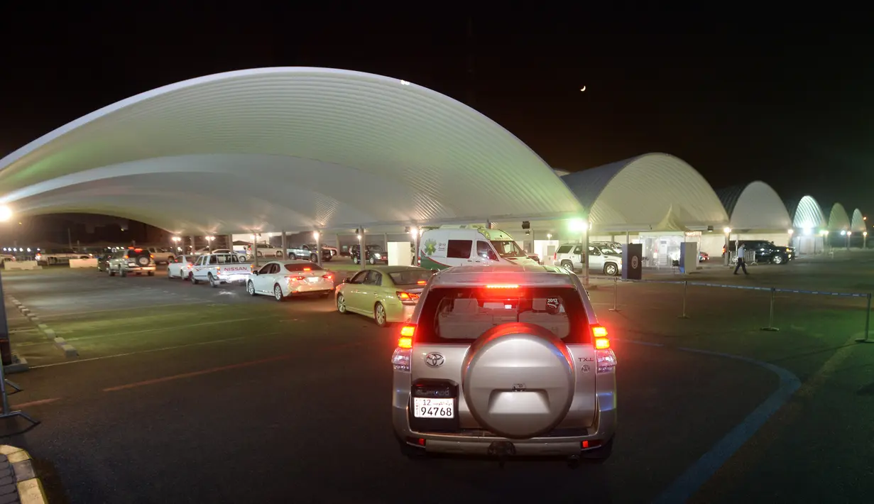 Orang-orang mengantre untuk menjalani tes COVID-19 di pusat tes COVID-19 lantatur (drive-thru) di Kegubernuran Farwaniya, Kuwait, 18 November 2020. Total kasus COVID-19 di Kuwait menjadi 138.337 dan kematian menjadi 857. (Xinhua/Asad)