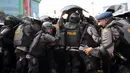 Polisi terlibat bentrok dengan pengunjuk rasa yang menolak UU Cipta Kerja di kawasan Harmoni, Jakarta, Kamis (8/10/2020). (Liputan6.com/Faizal Fanani)