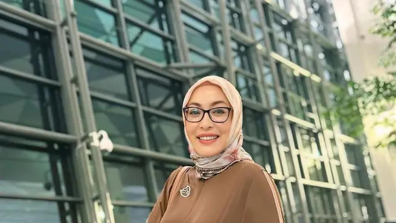 5 Gaya Angelina Sondakh saat di Bandara, Feminin dan Profesional