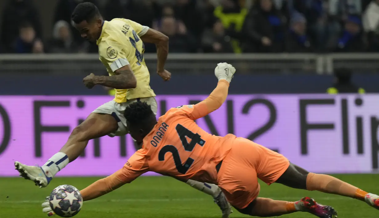 Pemain FC Porto, Galeno (kiri) berusaha menjebol gawang Inter Milan yang dijaga oleh Andre Onana dalam pertandingan leg pertama babak 16 besar Liga Champions 2022/2023 yang berlangsung di San Siro, Milan, Kamis (23/2/2023) WIB. (AP Photo/Luca Bruno)
