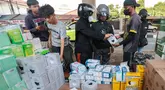 Sejumlah warga memilih masker yang dijual pedagang di kawasan bawah Tol Andara, Jakarta Selatan, di tengah kekhawatiran sebaran abu vulkanik, Minggu (6/9/2026). (KLY/Budy Santoso)
