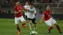 Gelandang Jerman, Leon Goretzka, berusaha melewati kepungan pemain Austria pada laga persahabatan di Stadion Woerthersee, Klagenfurt, Sabtu (2/6/2018). Austria menang 2-1 atas Jerman. (Bola.com/Reza Khomaini)