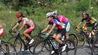 Pebalap sepeda Indonesia, Ayustina Delia Priatna (tengah), yang memperkuat KL Team asal Negeri Jiran di Jelajah Wanita Malaysia 2016, Sabtu (29/10/2016). (Komite Media PB ISSI)