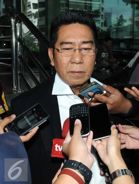 Anggota DPR Fraksi PDIP Henry Yosodiningrat   menjawab pertanyaan wartawan di Gedung KPK, Jakarta, Jumat (12/2). Salah satu tanah dari korupsi aset Pemrov DKI Jakarta tersebut dimiliki PT Jaya Ancol dan PD Pasar Jaya. (Liputan6.com/Helmi Afandi)