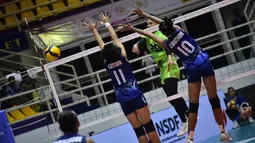 Pemain Timnas voli putri Indonesia, Junaida Santi (tengah) melepaskan spike yang mampu menembus blok dua pemain Thailand, Atitaya Keawnok (kiri) dan Sasithorn Jatta pada laga final turnamen bola voli putri U-18 Princess Cup 2024 di Nakhom Pathon, Thailand, Kamis (13/6/2024). Indonesia kalah 1-3 (19-25, 17-25, 26-24, 17-25). (Dok. PBVSI)