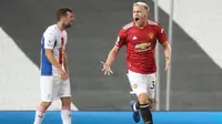 Donny van de Beek hanya mampu tampil empat kali menjadi starter di MU pada musim lalu. Namun dirinya tak menyerah dan melakukan perubahan, salah satunya pada fisik. Van de Beek juga mampu tampil apik di lini tengah bersama Nemanja Matic ketika melawan Everton. (Foto: AFP/Pool/Martin Rickett)