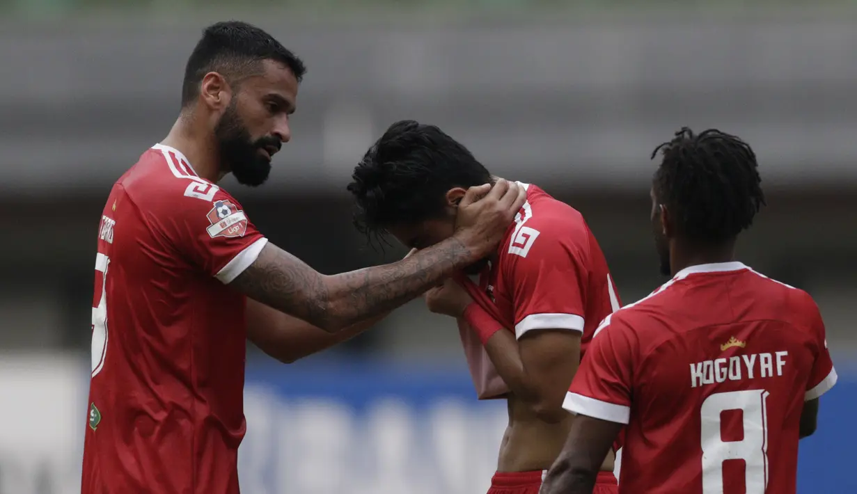 Bek Perseru Badak Lampung FC, Jujun Saefuloh, menangis usai berhasil mengalahkan Bhayangkara FC pada laga Liga 1 2019 di Stadion Patriot, Bekasi, Jumat (16/8). Bhayangkara FC takluk 0-1 dari Badak Lampung FC. (Bola.com/M Iqbal Ichsan)