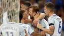 Para pemain Inggris merayakan gol Harry Kane (tengah) saat melawan Prancis pada laga persahabatan di Stade de France, Saint Denis, Paris, (13/6/2017).  Prancis menang 3-2. (AP/Francois Mori)