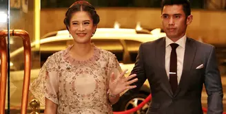 Pemeran Dian Sastrowardoyo terlihat salah satu teman artis yang hadir dalam acara resepsi pernikahan Raisa Andriana dan Hamish Daud. Dian hadir bersama sang suami, Indraguna Sutowo. (Adrian Putra/Bintang.com)