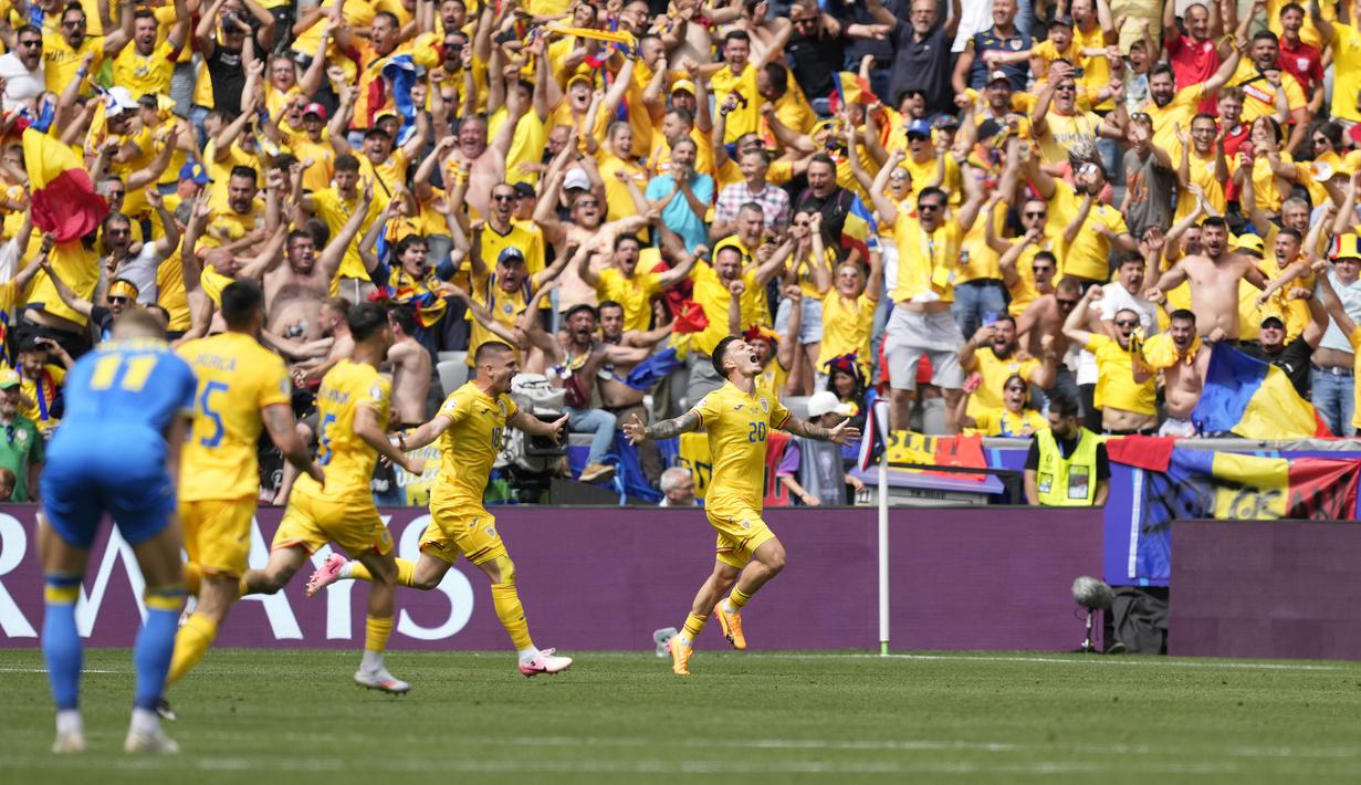 Selebrasi para pemain Timnas Rumania merayakan gol pertama ke gawang Timnas Ukraina yang dicetak gelandang sekaligus kapten tim, Nicolae Stanciu (kanan) pada laga Grup E Euro 2024 di Allianz Arena, Munchen, Jerman, Senin (17/6/2024). (AP Photo/Antonio Calanni)