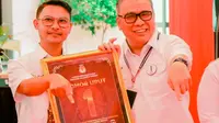 Calon Gubernur  dan Wakil Gubernur Sulawesi Tengah (Sulteng) Ahmad Ali dan Abdul Karim Aljufri (AKA) saat acara pengundian nomor urut. Pasangan calon tersebtu mendapatkan nomor urut satu. (Istimewa)