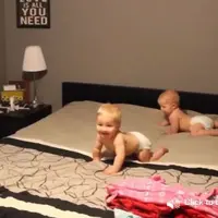 Bagaimana repotnya seorang ayah menggantikan baju tiga orang anak seorang diri? (Via: boredpanda.com)