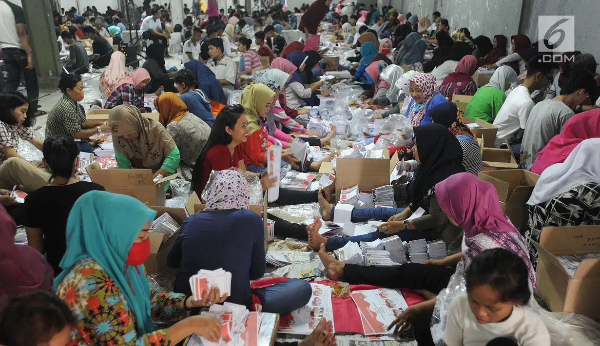 Warga menyortir surat suara pemilihan Gubernur dan Wakil Gubernur Jawa Barat 2018 di gudang logistik KPU Kabupaten Bogor, Jawa Barat (25/5). Kegiatan yang berlangsung selama enam hari. (Merdeka.com/Arie Basuki)
