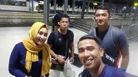 Dua pemain Persis Solo, Rudiyana dan M. Fauzan Jauhar Malik, saat hendak mudik merayakan Lebaran ke Bandung dari Solo. (Bola.com/Ronald Seger)