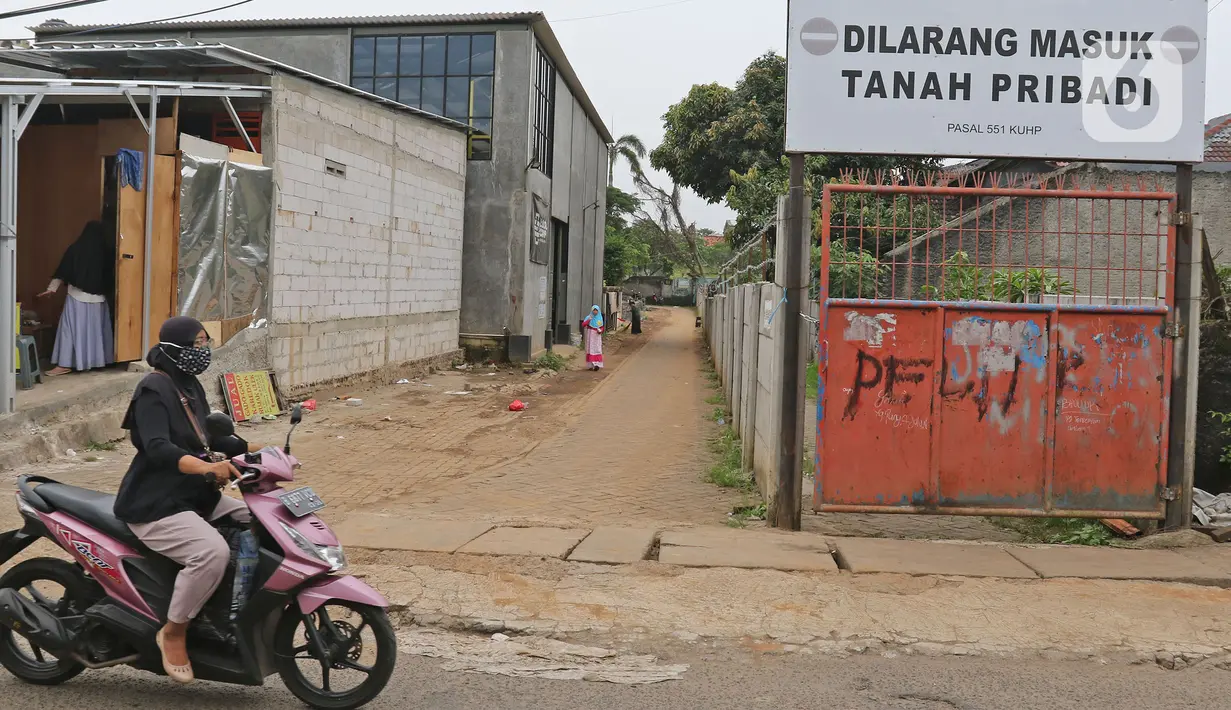 Tembok beton akses menuju rumah warga terlihat di kawasan Ciledug, Kota Tangerang, Banten, Senin (15/3/2021). Penutupan akses menuju rumah dan tempat usaha milik wargatersebut sejak 21 Februari 2021 karena permasalahan sengketa lahan. (Liputan6.com/Herman Zakharia)