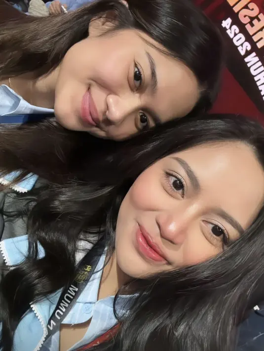 Pesona Azizah Salsha dan Rachel Vennya di debat capres curi perhatian. Mengenakan baju serba biru, keduanya terlihat begitu memukau. [Foto: Instagram/ Rachel Vennya]