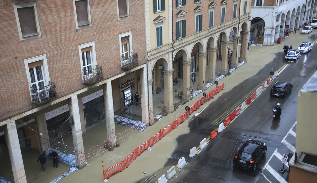 Karung pasir berbaris di sepanjang jalan yang banjir di Bologna, Italia, Selasa, 16 Mei 2023. (Michele Nucci/LaPresse via AP)
