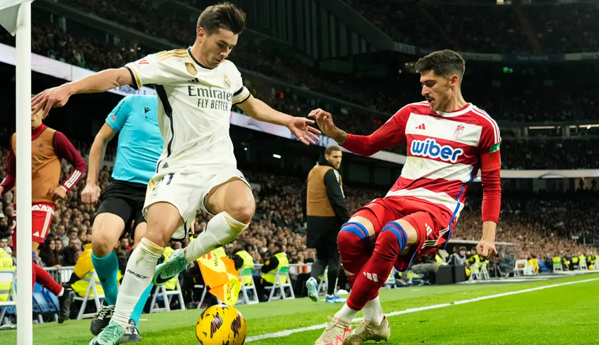 Kemenangan ini membuat Real Madrid naik lagi ke puncak klasemen Liga Spanyol menggeser Girona. Kedua tim mengoleksi nilai yang sama, namun Real Madrid unggul selisih gol. Adapun Granada terpuruk di posisi 19 karena baru mendapat tujuh angka. (AP Photo/Jose Breton)
