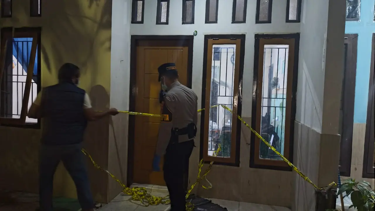 Polisi mengevakuasi penemuan jasad pria sudah dalam kondisi membusuk di sebuah kamar indekos di Bandar Lampung. (Liputan6.com/Istimewa).