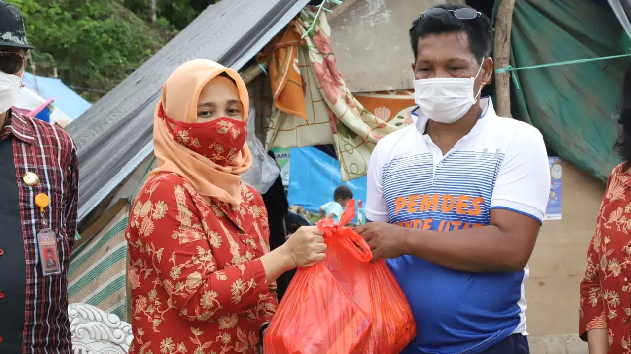 Dharma Wanita Kemnaker Salurkan Bantuan Korban Gempa di Mamuju