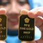 Perhari ini harga jual emas batangan Antam ukuran satu gram dibanderol di harga Rp 599.000 per gram, Jakarta, Senin (10/10). Sedangkan harga buyback emas atau pembelian kembali, naik Rp 1.000 menjadi Rp 525 ribu per gram. (Liputan6.com/Angga Yuniar)