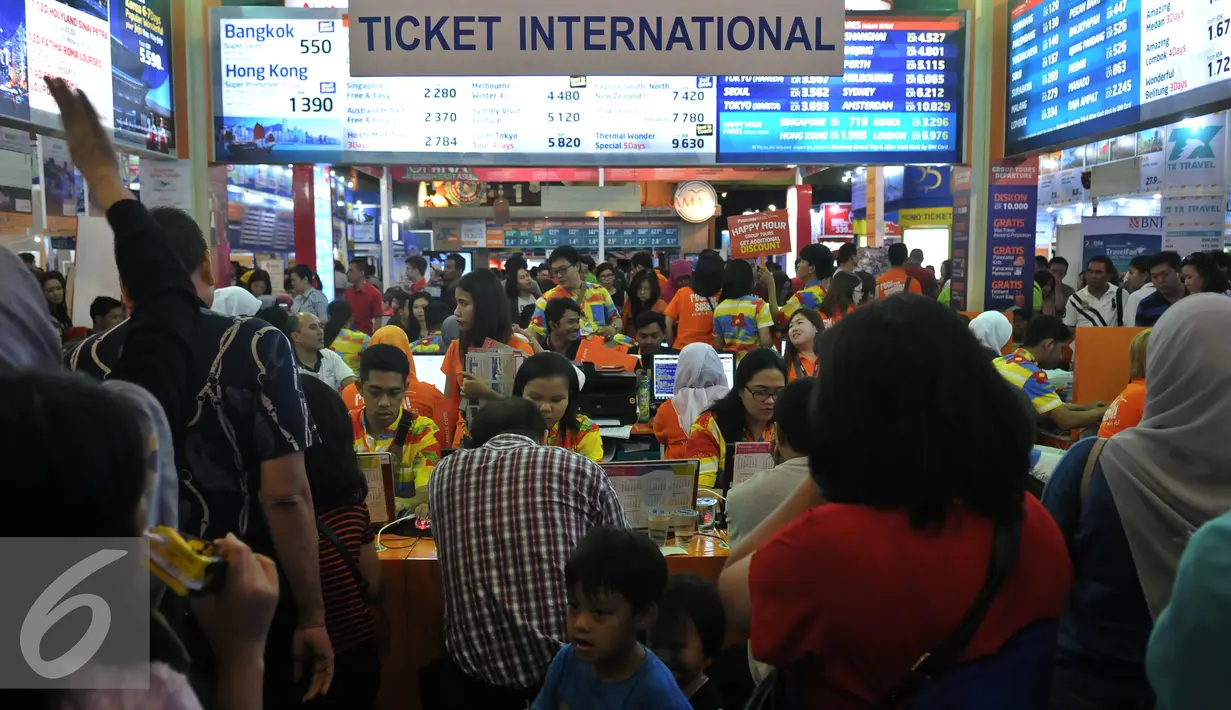 Pengunjung mengantri tiket Internasional di Travel Fair 2016, Jakarta (30/4). Travel Fair 2016 berlangsung hingga tanggal 1 Mei 2016 dengan target transaksi sebesar Rp 250 miliar dengan total pengunjung sebanyak 150.000 orang. (Liputan6.com/Johan Tallo)