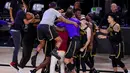 Pebasket Los Angeles Lakers merayakan kemenangan atas Denver Nuggets pada gim kedua final wilayah barat Playoff NBA 2020, Senin (21/9/2020). Lakers menang dengan skor 105-103. (AP/Mark J. Terrill)