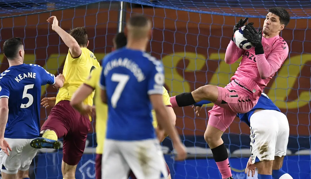 Kiper Everton, Joao Virginia, menangkap bola saat melawan Burnley pada laga Liga Inggris di Stadion Goodison Park, Sabtu (13/3/2021). Burnley menang dengan skor 2-1. (Peter Powell/Pool via AP)