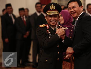 Kapolri Tito Karnavian menerima selamat dari Gubernur DKI Jakarta, Basuki T Purnama usai pelantikan di Istana Negara, Jakarta, Rabu (13/7). Tito Karnavian resmi menjadi Kapolri menggantikan Jenderal Badrodin Haiti. (Liputan6.com/Faizal Fanani)