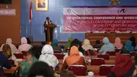 Menteri Pemberdayaan Perempuan dan Perlindungan Anak, Yohana Yembise saat seminar bertajuk "Kepemimpinan Perempuan dan Demokrasi Abad 21 di Asia" di Gedung LIPI, Jakarta, Jumat, (27/4). (Liputan6.com/Pool/Humas Kemen PP dan PA)