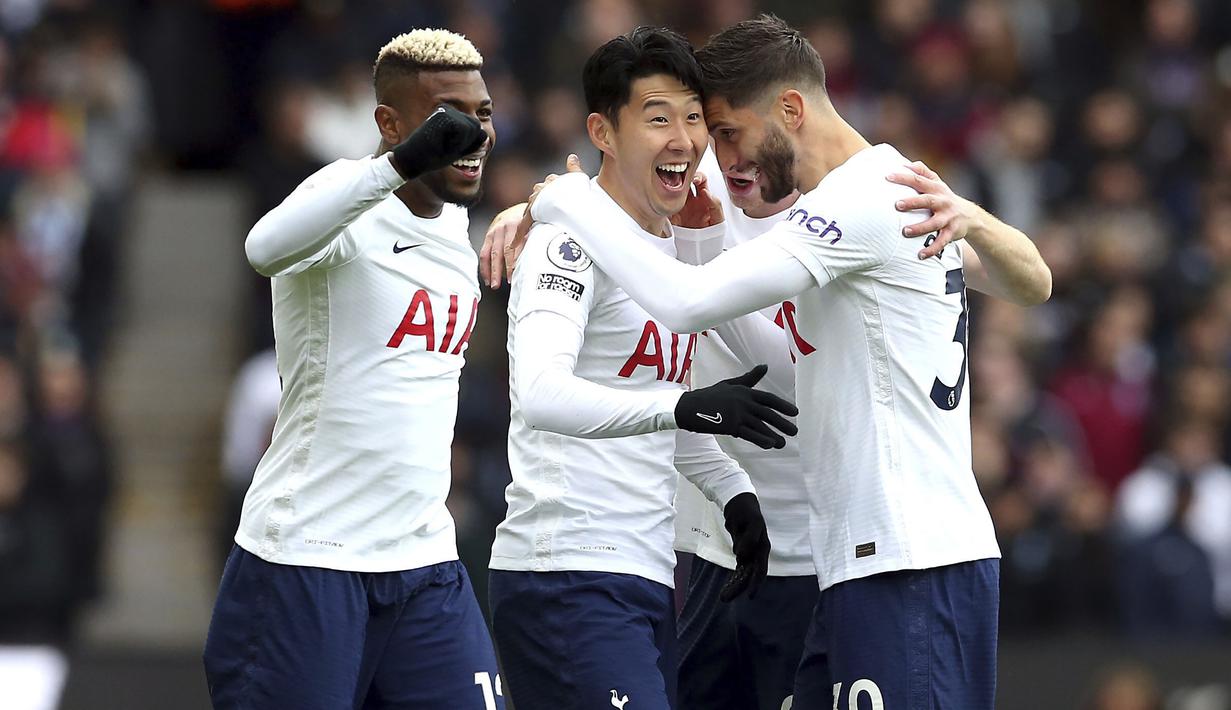 4-0. Kemenangan 4-0 Tottenham Hotspur atas tuan rumah Aston Villa baru saja terjadi di pekan ke-32 Liga Inggris 2021/2022, 9 April 2022. Keempat gol Spurs dicetak berkat hattrick Son Heung-min ditambah dengan satu gol dari Dejan Kulusevski. (PA via AP/Barrington Coombs)