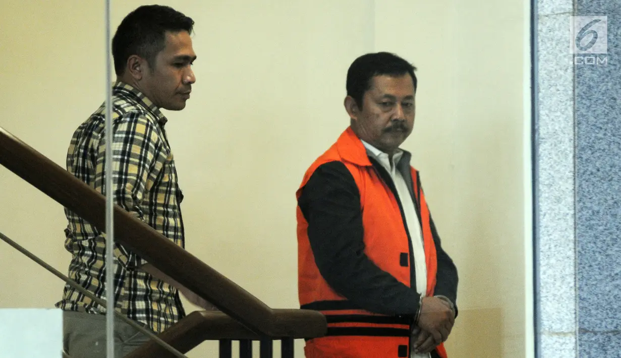 Kadis Kelautan dan Perikanan, Edy Sofyan menuju ruang pemeriksaan di Gedung KPK, Selasa (30/7/2019). Edy Sofyan diperiksa terkait dugaan suap izin prinsip dan lokasi pemanfaatan laut proyek reklamasi di wilayah pesisir dan pulau-pulau kecil Kepulauan Riau Tahun 2018/2019. (merdeka.com/Dwi Narwoko)