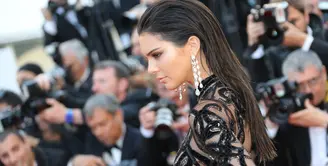 Kendall Jenner menjadi sorotan dunia ketika dirinya tampil cantik dan mencuri perhatian para awak media di karpet merah Festival Film Cannes. (AFP/Bintang.com)