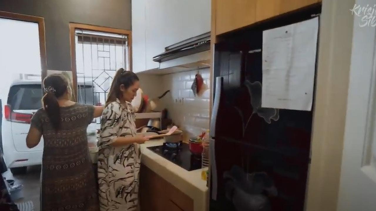 8 Potret Dapur Siti Badriah yang Jarang Tersorot, Konsep Open Space - Nuansa Hangat Sentuhan Kayu