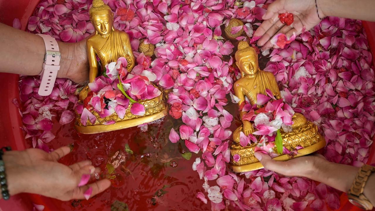 FOTO: Ritual Pembersihan Patung Buddha Sambut Tahun Baru Imlek