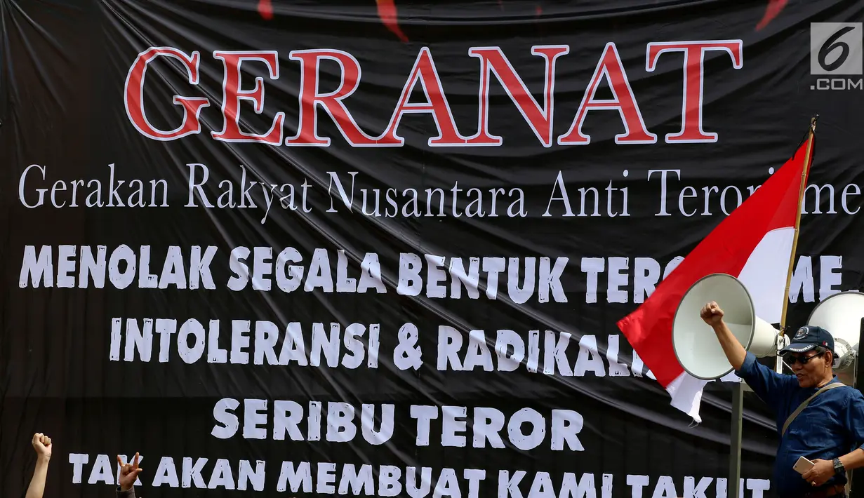 Seorang pria dari "Gerakan Rakyat Nusantara Anti Terorisme" melakukan Aksi di depan Gedung MPR/DPR Senayan, Jakarta, Rabu (16/5). Mereka juga mendesak DPR segera menyelesaikan dan mengesahkan Revisi UU anti terorisme. (Liputan6.com/JohanTallo)