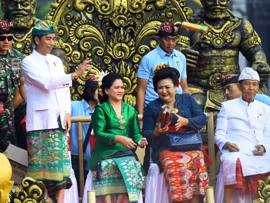 Presiden Joko Widodo didampingi Ibu Negara Iriana mengenakan pakaian adat saat menghadiri pawai pembukaan Pesta Kesenian Bali (PKB) ke-40 di Bali (23/6). (Liputan6.com/Pool/Biro Pers Setpres)