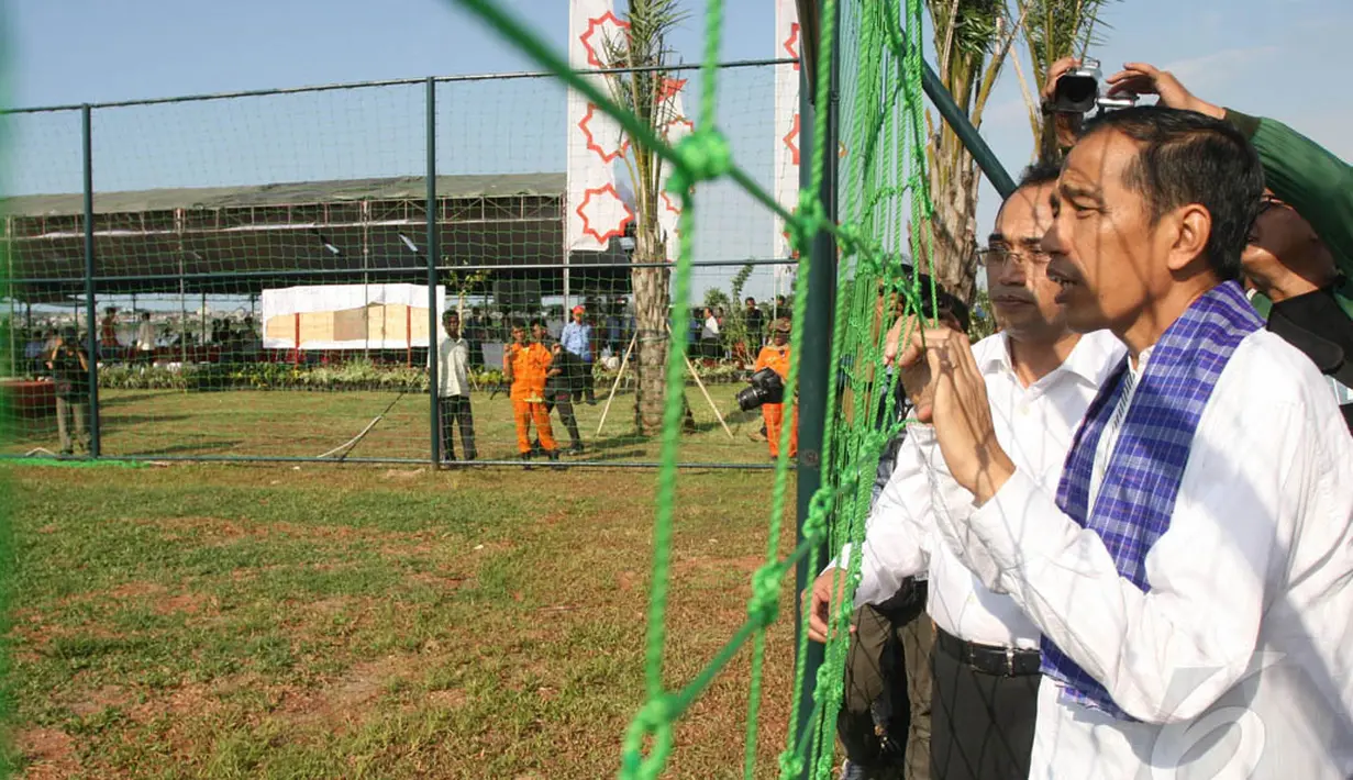 Jokowi mendatangi Waduk Pluit untuk meresmikan lapangan mini soccer di kawasan tersebut, Jakarta, Jumat (25/04/2014) (Liputan6.com/Herman Zakharia). 