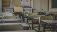 Ilustrasi kelas, sekolah. (Photo by Feliphe Schiarolli on Unsplash)